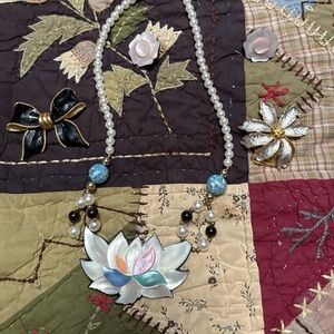 VTG lot necklace earrings two brooch’s mother of pearl